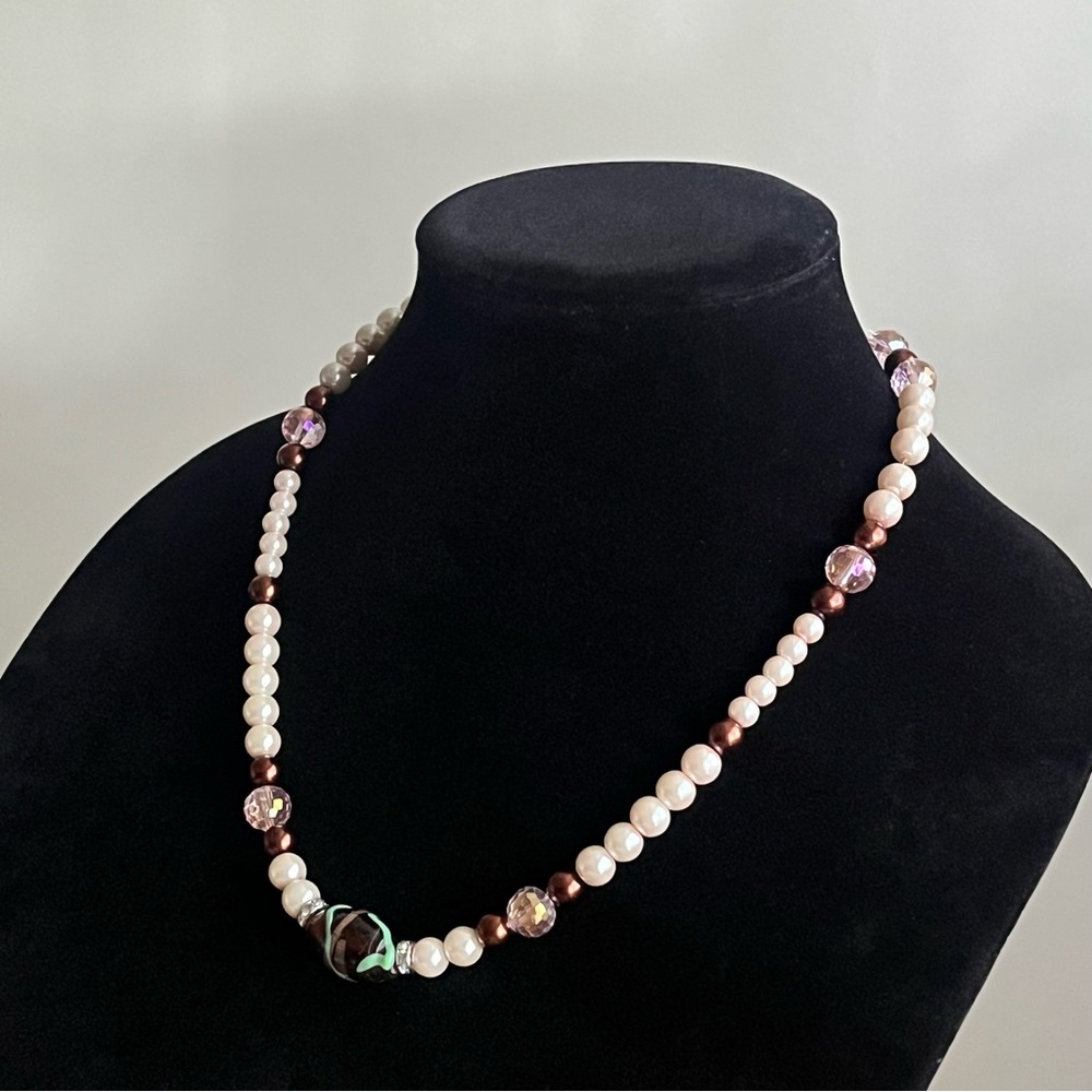 Vintage glass pearl necklace with glass-painted pendant - Picture 6 of 14
